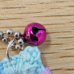 ハンドメイド 猫 キーホルダー パステルブルー×ラベンダーリボン 鈴付き かわいい 編み物 手作り 猫好き プレゼントの画像