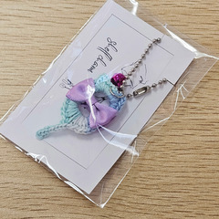 ハンドメイド 猫 キーホルダー パステルブルー×ラベンダーリボン 鈴付き かわいい 編み物 手作り 猫好き プレゼントの画像