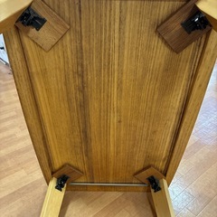 折り畳みテーブルの画像