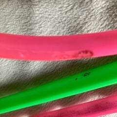 ハンガー　2個　昭和レトロ　ピンク　グリーン　ポップ　※汚れありの画像