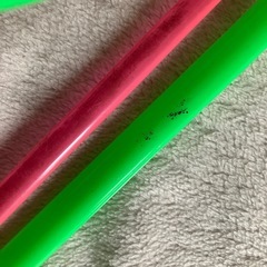 ハンガー　2個　昭和レトロ　ピンク　グリーン　ポップ　※汚れありの画像