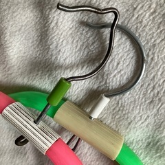 ハンガー　2個　昭和レトロ　ピンク　グリーン　ポップ　※汚れありの画像