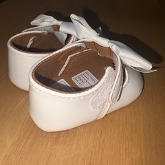 ホワイトリボン付きベビーシューズの画像