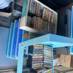 ビデオテープ、レコード、漫画本の画像