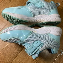 スニーカー18cmの画像