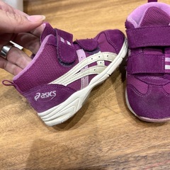 asics紫スニーカーの画像