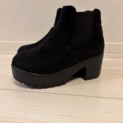 ブラックスエードショートブーツ Mサイズ   歩きやすい 厚底の画像