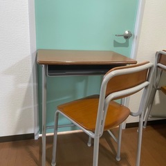 学校机と椅子　　の画像