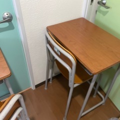 学校机と椅子　　の画像