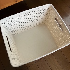 大きなプラスチック製のかごの画像