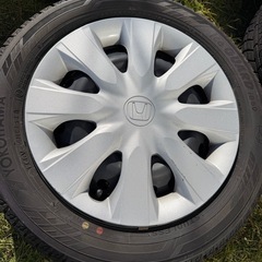 スタッドレスタイヤ　スチールホイール　カバーつき付きの画像