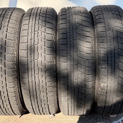 スタッドレスタイヤ　スチールホイール　カバーつき付きの画像