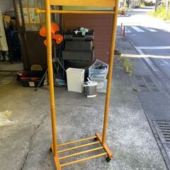 【リユースショップスパークル】木製ハンガーラック　No.111　ライトブラウン　キャスター付き　衣類収納　配送設置可能♪の画像