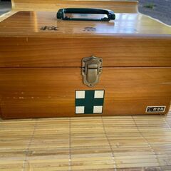 【リユースショップスパークル】木製救急箱　No.112　昭和レトロ　薬箱　木箱　小物入れ　配送可能♪の画像