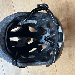 ヘルメット  児童用 黒赤系 自転車／一輪車の画像