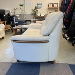 サ2511-177 3人掛け ソファ① 木製 アームレスト付き レザー風 アイボリー キズ汚れ有りの画像