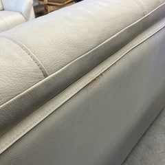 サ2511-177 3人掛け ソファ① 木製 アームレスト付き レザー風 アイボリー キズ汚れ有りの画像