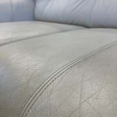 サ2511-177 3人掛け ソファ① 木製 アームレスト付き レザー風 アイボリー キズ汚れ有りの画像