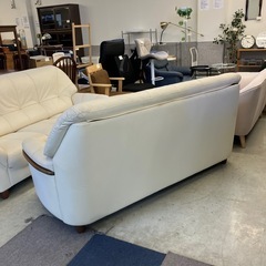 サ2511-177 3人掛け ソファ① 木製 アームレスト付き レザー風 アイボリー キズ汚れ有りの画像