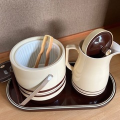 昭和レトロな氷入れと水差しの画像
