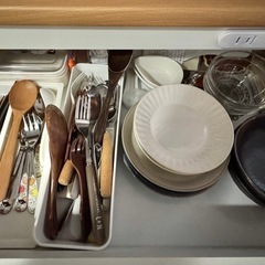 万能食器棚🍽️コロタイヤ付（ロック可能）✨美品✨縦845×横幅600×奥行425mm 値下げしました‼︎の画像