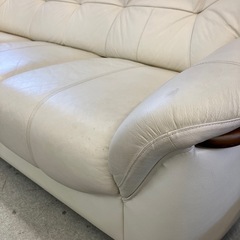 サ2511-178 3人掛け ソファ② 木製 アームレスト付き レザー風 アイボリー キズ汚れ有りの画像