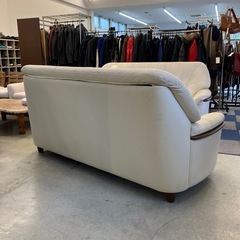 サ2511-178 3人掛け ソファ② 木製 アームレスト付き レザー風 アイボリー キズ汚れ有りの画像