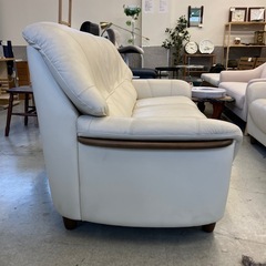 サ2511-178 3人掛け ソファ② 木製 アームレスト付き レザー風 アイボリー キズ汚れ有りの画像