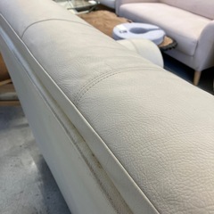 サ2511-178 3人掛け ソファ② 木製 アームレスト付き レザー風 アイボリー キズ汚れ有りの画像