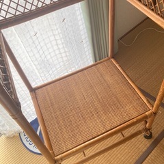 籐のハンガーラック　引き出し付きの画像