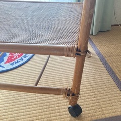 籐のハンガーラック　引き出し付きの画像