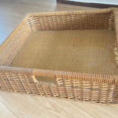 籐のハンガーラック　引き出し付きの画像