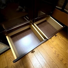 ガラス扉付きキャビネット / 飾り棚 / ダークブラウン / 幅70×高さ184の画像