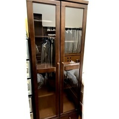 ガラス扉付きキャビネット / 飾り棚 / ダークブラウン / 幅70×高さ184の画像