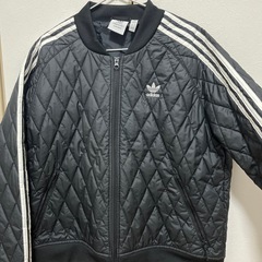 adidasダウンの画像