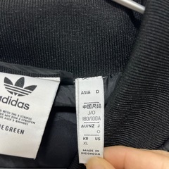 adidasダウンの画像