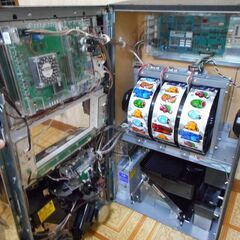 【中古美品】 パチスロ 実機 ひぐらしのなく頃に祭2 コイン不要機 家庭用100V 台キー 設定キー OIZUMIの画像