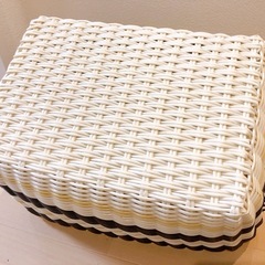 ニトリ　ラタン調カゴ　白×茶×黄の画像