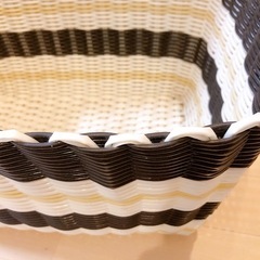 ニトリ　ラタン調カゴ　白×茶×黄の画像