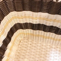 ニトリ　ラタン調カゴ　白×茶×黄の画像