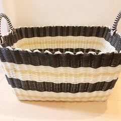 ニトリ　ラタン調カゴ　白×茶×黄の画像