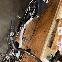 【前後タイヤ・チューブ新品！マウンテンタイヤ】 LEDオートライト　6段変速　26インチ自転車　マットライトグレーの画像