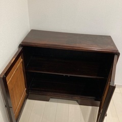 アジアンテイストのキャビネットの画像