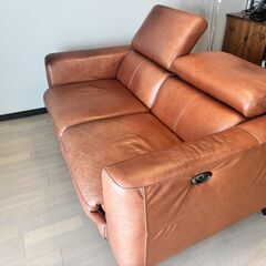 二人掛け　電動リクライニングハイバック本革ソファ　明るい茶色の本革張りの画像