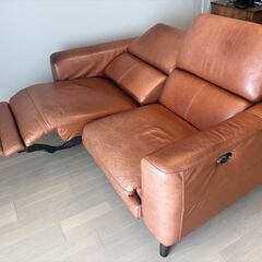 二人掛け　電動リクライニングハイバック本革ソファ　明るい茶色の本革張りの画像