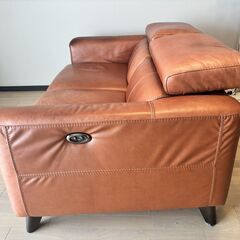 二人掛け　電動リクライニングハイバック本革ソファ　明るい茶色の本革張りの画像