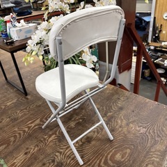 A1746🌟SALE‼️ホワイト折りたたみ椅子🌟の画像