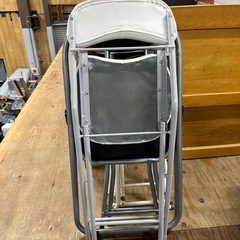 A1746🌟SALE‼️ホワイト折りたたみ椅子🌟の画像