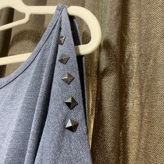 CHRIFの肩あきトップスの画像