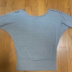 CHRIFの肩あきトップスの画像